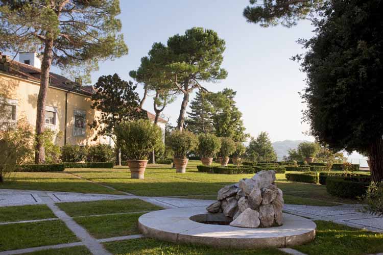 I giardini di Pietro Porcinai nelle foto esposte dalla Fondazione Cosso al Castello di Miradolo.